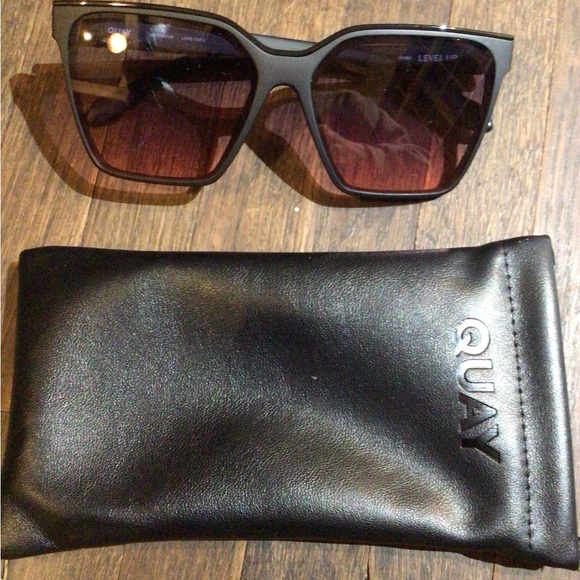 NEW ! QuayLevel Black n Pink Sunglasses with Case